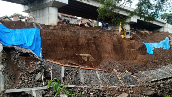 Plengsengan Proyek Jembatan di Kota Malang Ambrol