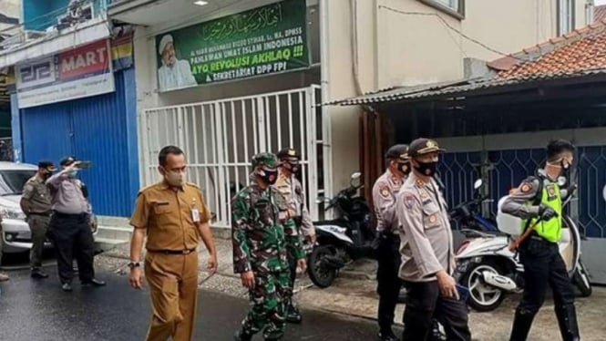 VIVA Militer: TNI kawal polisi di Markas FPI Petamburan