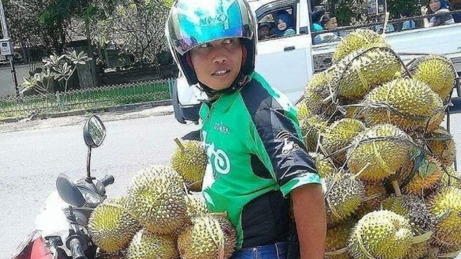Pengendara ojol antar pesanan buah durian