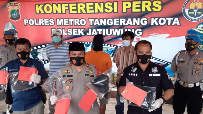 Polres Metro Tangerang Kota menunjukkan barang bukti kasus pembunuhan Oleh N