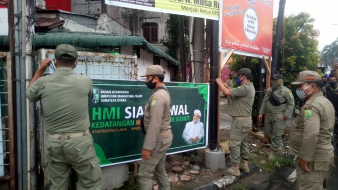 Satpol PP Kota Medan tertibkan spanduk Imam Besar Habib Rizieq.