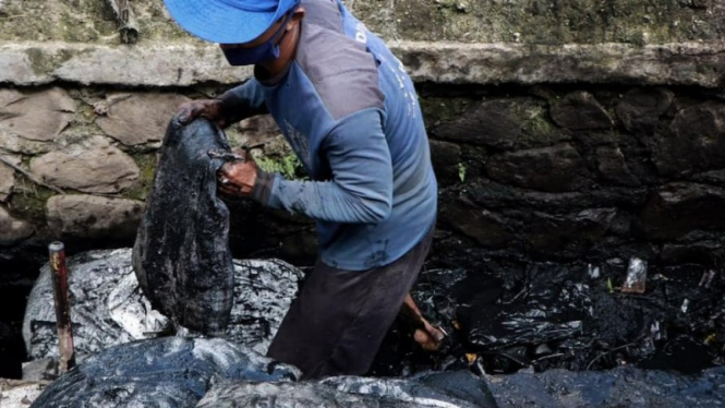 Pemkot Jakarta Pusat melakukan pembersihan selokan. 