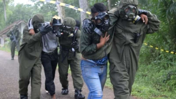 VIVA Militer: Prajurit Kostrad Yonzipur 10 evakuasi warga dari gas beracun.