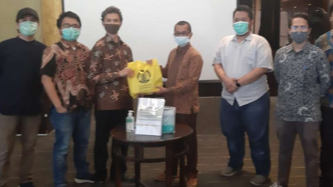 Civitas academica Fakultas Hukum Universitas Indonesia usai pelatihan Pelatihan Perancangan Peraturan Desa tentang Penanggulangan COVID-19 untuk aparatur desa di Kecamatan Rancabungur, Kabupaten Bogor, Jawa Barat.