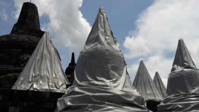 Sejumlah stupa Candi Borobudur di lantai 8 dan 9 ditutup dengan terpaulin.
