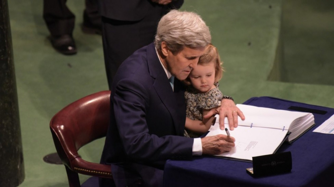 John Kerry menandatangani perjanjian iklim Paris pada tahun 2016.-Getty Images

