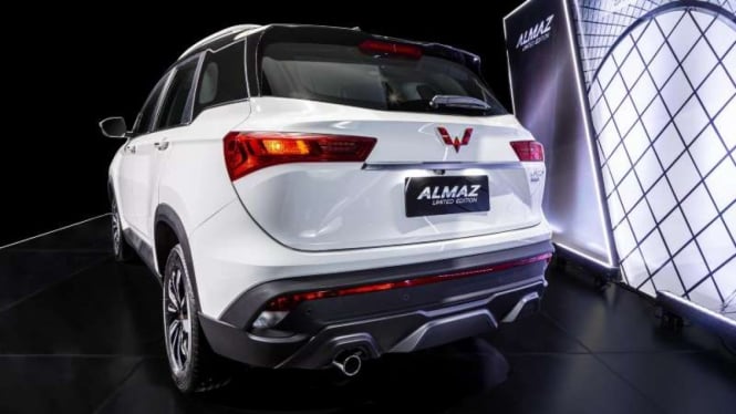 Pintu bagasi Wuling Almaz yang dilengkapi fitur Power Tailgate.