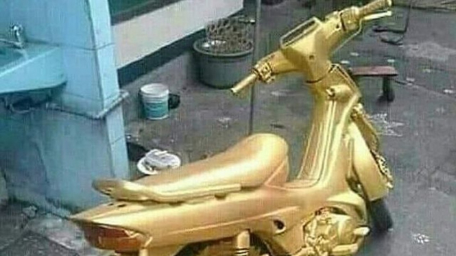 Motor Yamaha F1 ZR dicat warna emas