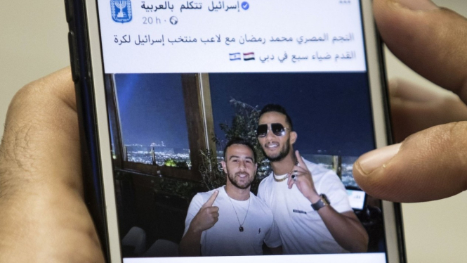 Pemerintah Israel membagikan foto Mohamed Ramadan dan pemain bola Israel Diaa Saba.-AFP
