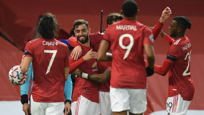 Para pemain MU merayakan gol Bruno Fernandes ke gawang Istanbul Basaksehir