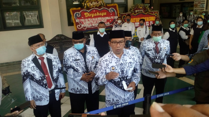 Gubernur Jawa Barat Ridwan Kamil dalam kunjungannya di Sekolah Cakra Buana, Depok, pada Rabu, 25 November 2020.