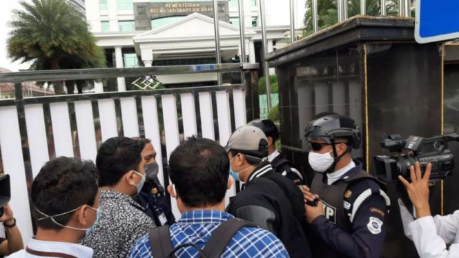 Tim dari KPK menggeledah kantor Kementerian Kelautan dan Perikanan (KKP)