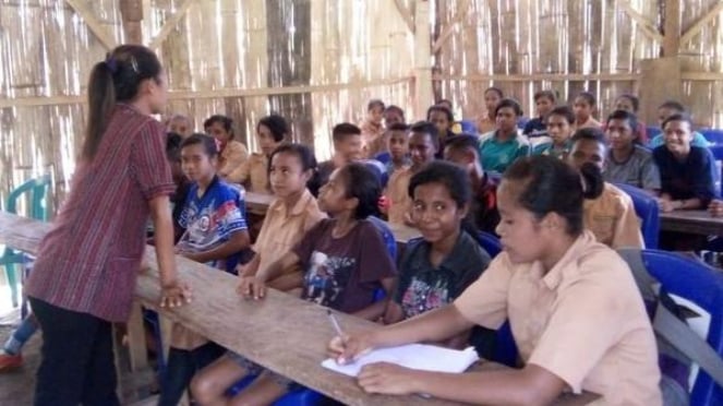 Sumber foto: https://regional.kompas.com/image/2019/04/02/08465551/kisah-guru-honorer-bergaji-rp-85000-sebulan-di-pedalaman-flores-ntt?page=1