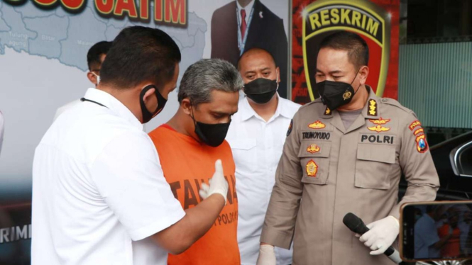 Polisi menunjukkan tersangka PP (pakai baju tahanan) beserta barang bukti di Markas Polda Jatim di Surabaya. 