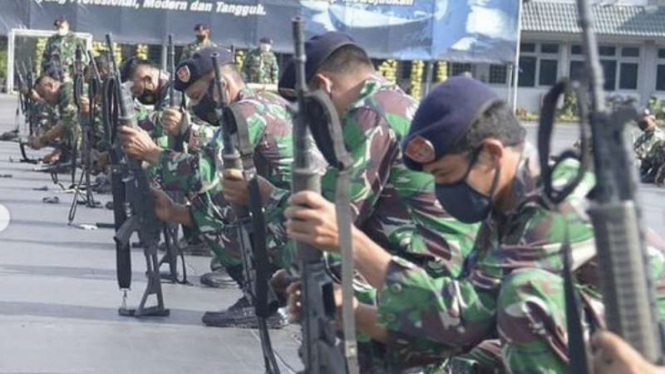 VIVA Militer: Prajurit Kolinlamil latihan bongkar pasang senjata