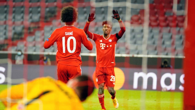 Winger Bayern Munich, Leroy Sane, rayakan gol bersama Kingsley Coman