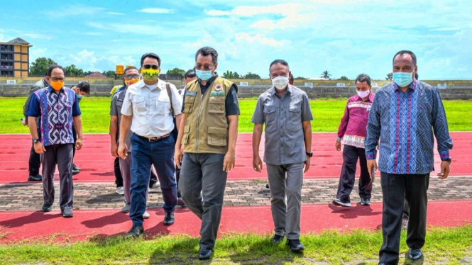 Menpora saat meninjau Stadion Utama Gelanggang Olahraga Mataram