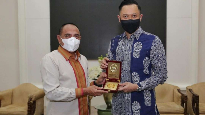 Gubernur Sumatera Utara Edy Rahmayadi dengan Ketua Umum Partai Demokrat Agus Harimurti Yudhoyono (AHY) di rumah dinas sang gubernur di Kota Medan, Senin malam, 23 November 2020.