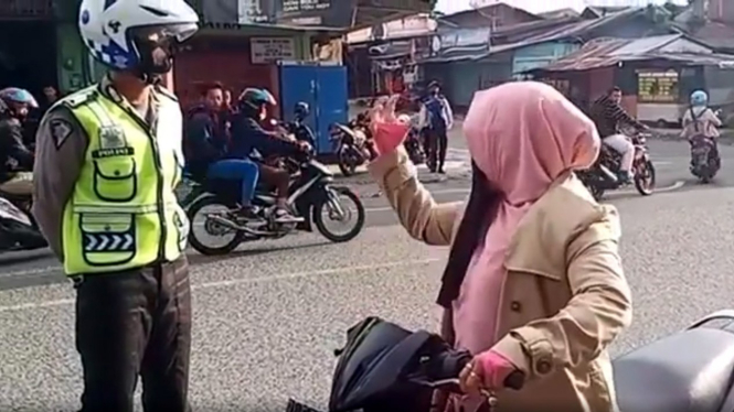 Emak-emak memaki polisi saat ditegur karena tidak memakai helm. (Foto ilustrasi).