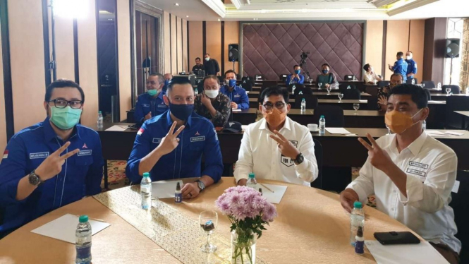 Ketua Umum Partai Demokrat Agus Harimurti Yudhoyono (AHY) bersama pasangan calon wali kota dan wakil wali kota Surabaya, Machfud Arifin-Mujiaman Sukirno, di Surabaya pada Kamis pagi, 26 November 2020.