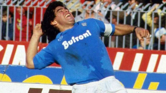 Diego Maradona saat memperkuat Napoli.