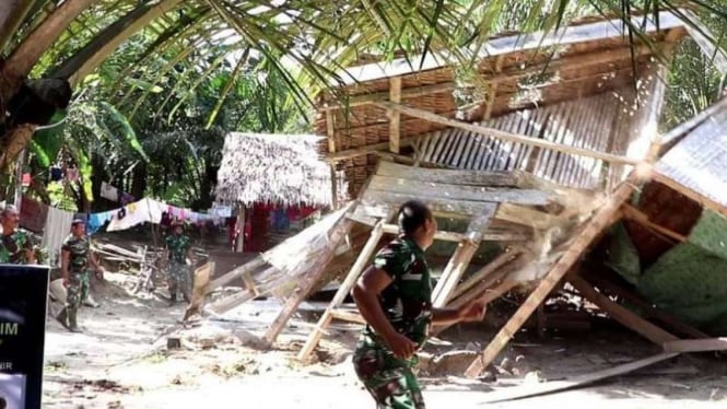 VIVA Militer: Prajurit TNI robohkan rumah Burhan.
