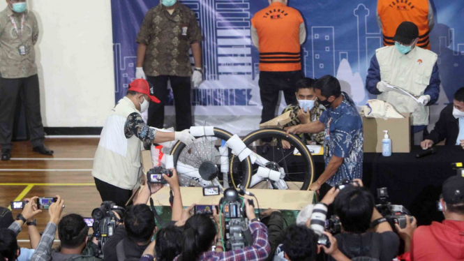 Barang bukti sepeda merek Specialized S-Works saat rilis tersangka KPK Menteri Edhy Prabowo 