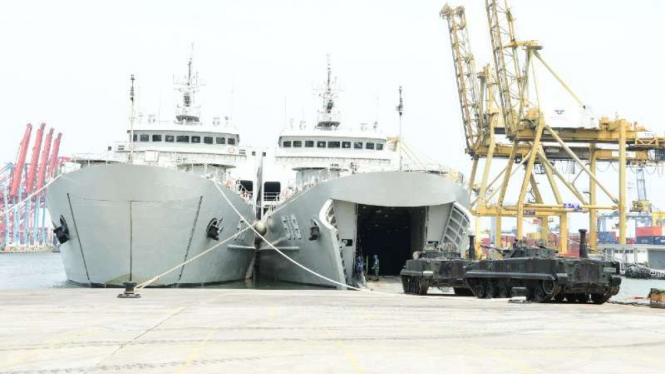 VIVA Militer: Dua kapal perang baru milik TNI AL uji coba embarkasi Tank Tempur