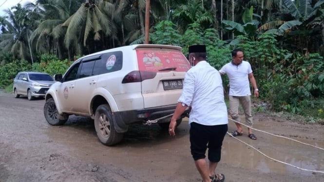 Mobil yang digunakan Calon Bupati Tanjung Jabung Timur Jambi diduga pelat palsu 