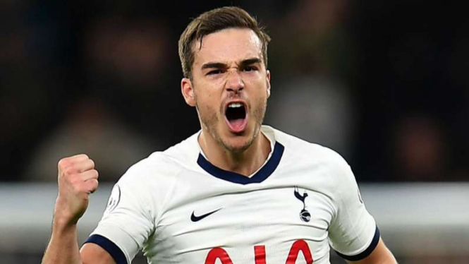 Pemain Tottenham Hotspur, Harry Winks merayakan gol