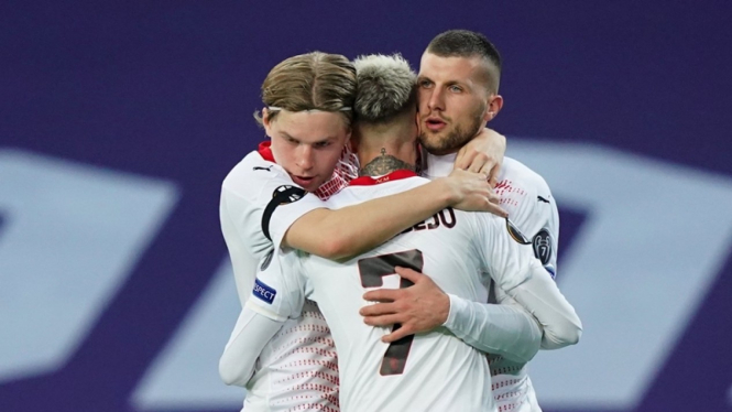 Pemain AC Milan merayakan gol ke gawang Lille