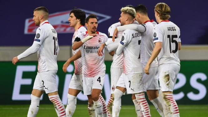 Pemain AC Milan merayakan gol ke gawang Lille