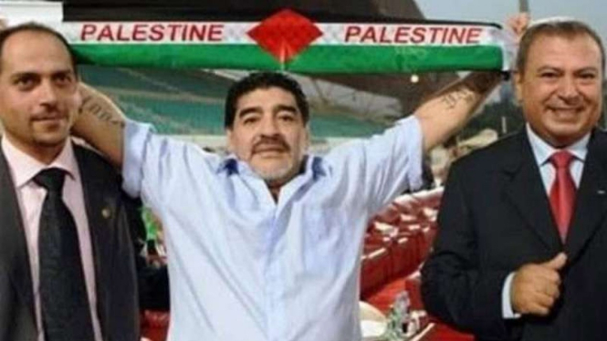 Diego Maradona dengan syal Palestina.