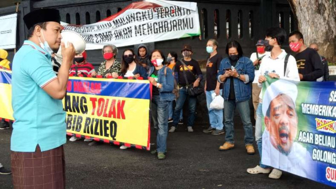 Aliansi Jogo Malang melakukan aksi unjuk rasa di depan gedung DPRD Kota Malang pada Jumat, 27 November 2020.