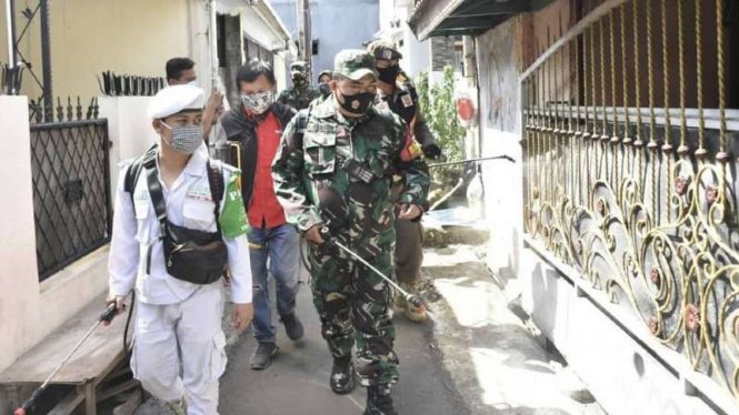 VIVA Militer: Prajurit TNI dan laskar FPI semprot Jalan Petamburan III.