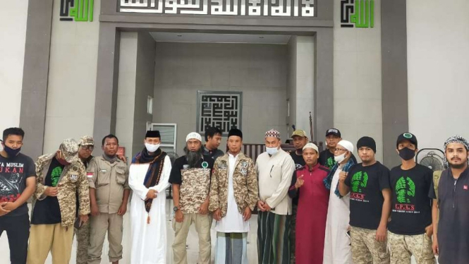 Gabungan aktivis ormas Islam berpose dengan Bupati Takalar Syamsari Kitta usai berkomunikasi tentang dugaan keberadaan pengikut Syiah di kabupaten itu Jumat, 27 November 2020.