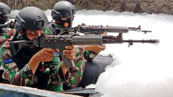 VIVA Militer: Prajurit Yonif 1 Marinir TNI AL di Sungai Wonorejo.