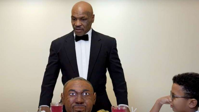 Mike Tyson memakan 'kuping' Roy Jones dalam bentuk kue