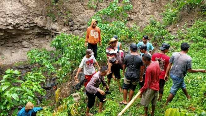 Seorang Anak di Dompu NTB Jatuh Dari Tebing Puluhan Meter Saat Mencari Kayu