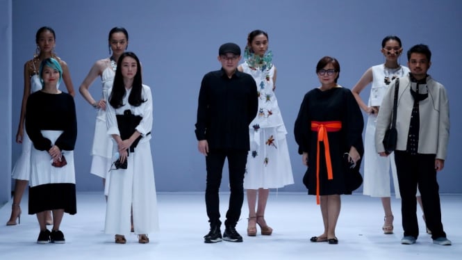 Penampilan Rinaldy Yunardi meriahkan Jakarta Fashion Week 2021