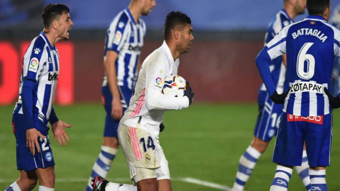 Pemain Real Madrid, Casemiro mengambil bola dari gawang Alaves