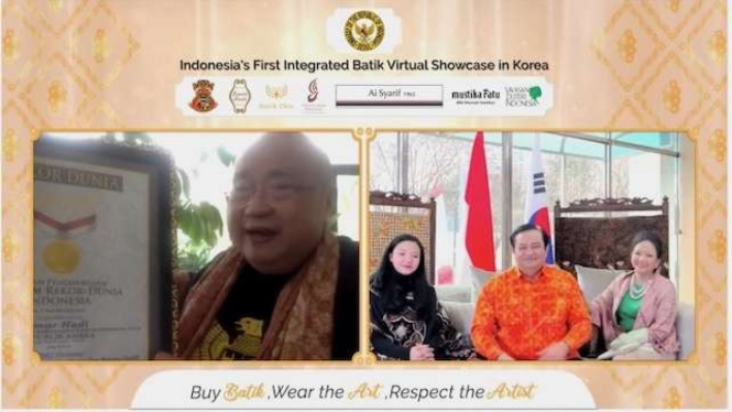 Museum Rekor Indonesia (MURI) memberikan penghargaan bagi Dubes RI untuk Korsel, Umar Hadi, yang  sukses menggelar penjualan batik secara virtual di Seoul dan mencatat transaksi lebih dari Rp1 miliar, Minggu 29 November 2020.