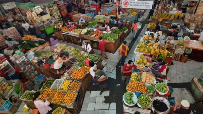 Aktivitas para pedagang di Pasar Gede, Solo, Jawa Tengah, tetap normal meski dua orang pedagang di sana positif COVID-19 berdasarkan pernyataan pemerintah pada Senin, 30 November 2020.