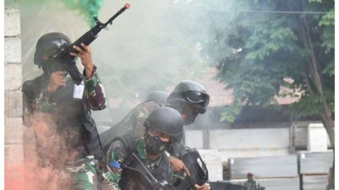 VIVA Militer: Prajurit tempur Marinir TNI AL meringsek masuk ke Kota Lampung