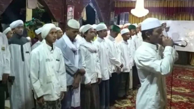 Azan di Pondok Pesantren Tajul Alawiyyin Pimpinan Al Habib Bahar Bin Smith.