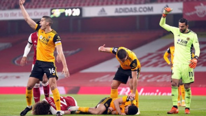 David Luiz dan Raul Jimenez terkapar di lapangan. 