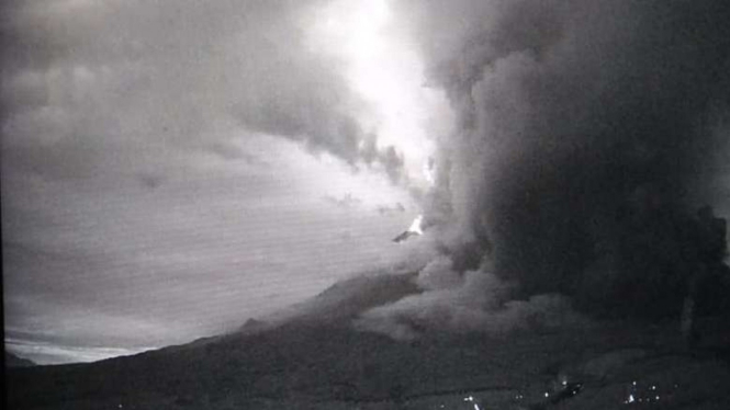 Gunung Semeru di Jawa Timur erupsi mengeluarkan awan panas.