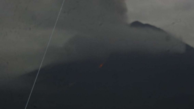 Gunung Semeru di Jawa Timur mengalami erupsi.