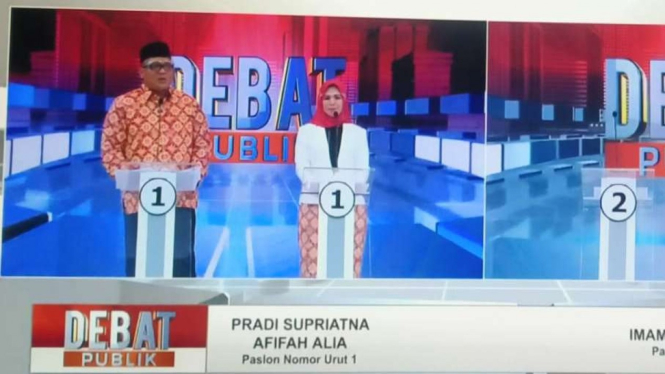 Pasangan calon wali kota dan wakil wali kota Depok Pradi Supriatna-Afifah Alia dalam forum debat kandidat pilkada yang disiarkan secara langsung di satu televisi swasta pada Senin malam, 30 November 2020.