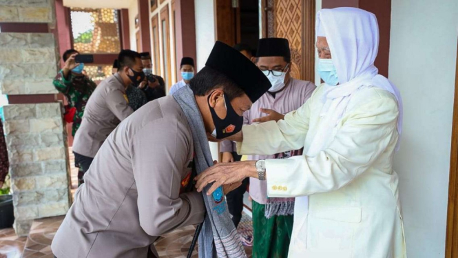 Kepala Polda Jawa Timur Irjen Pol Nico Afinta bertemu pemimpin Pesantren Lirboyo Kediri, Anwar Manshur.